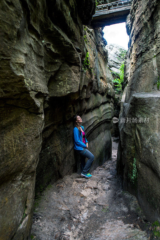 俄罗斯乌拉尔山脉佩尔姆边疆区的石头镇，自然地标Kamenny Gorod的年轻女子